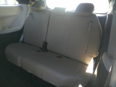 Used 2021 Toyota Sienna XLE image 35