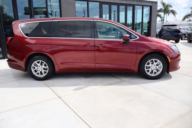 Used 2023 Chrysler Voyager LX FWD image 2