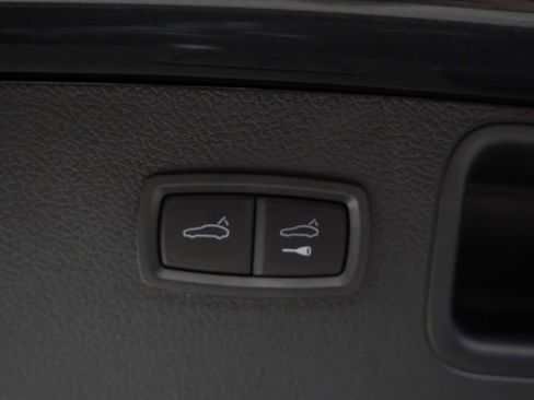 Certified 2025 Porsche Macan image 14