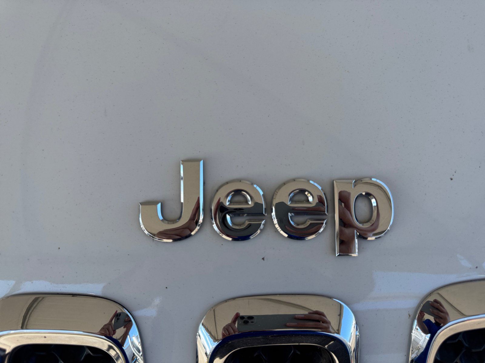 Used 2018 Jeep Cherokee Latitude Plus w/ Comfort/Convenience Group FWD image 32
