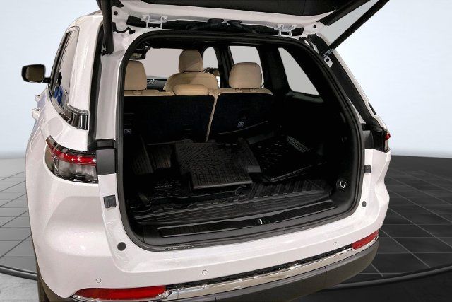 Used 2024 Jeep Grand Cherokee Limited AWD/4WD image 5
