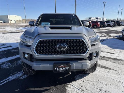 Used 2018 Toyota Tacoma TRD Sport image 3