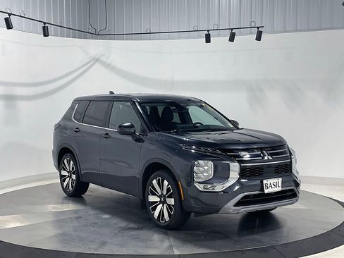 Used 2025 Mitsubishi Outlander AWD image 38