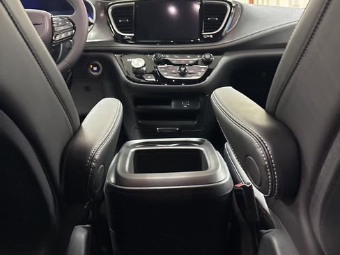 New 2026 Chrysler Pacifica Select image 18