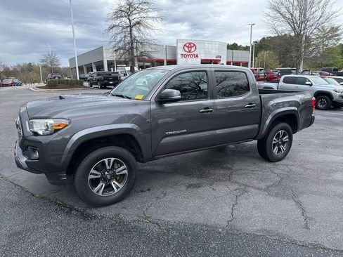 Used 2017 Toyota Tacoma TRD Sport image 1