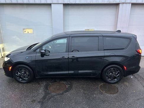 Used 2023 Chrysler Pacifica Touring-L w/ S Appearance Package image 3