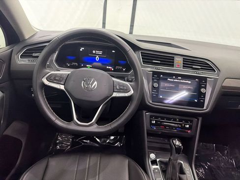 Used 2023 Volkswagen Tiguan SE w/ Panoramic Sunroof Package FWD image 24