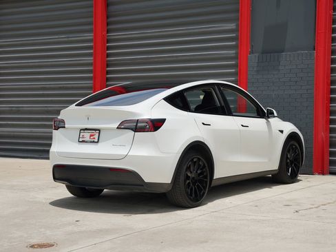 Used 2023 Tesla Model Y AWD image 11