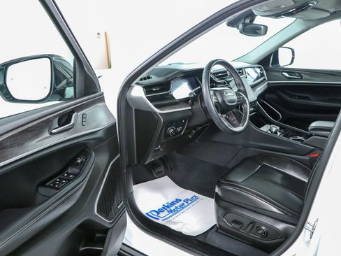 Used 2023 Jeep Grand Cherokee 4WD 4xe image 3