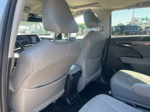 Used 2021 Toyota Highlander Limited AWD/4WD image 9
