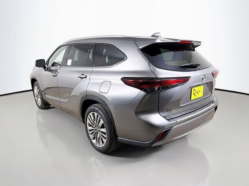 New 2026 Toyota Highlander Platinum image 7