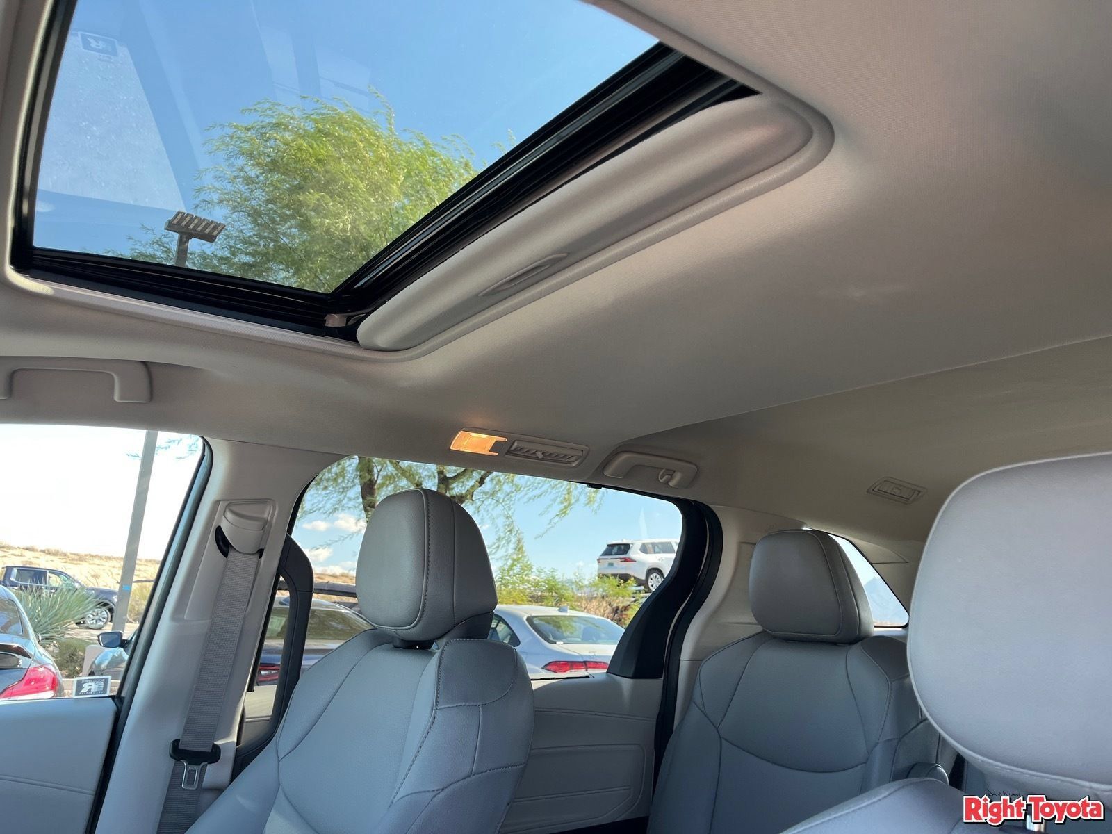 Certified 2024 Toyota Sienna XLE FWD image 32