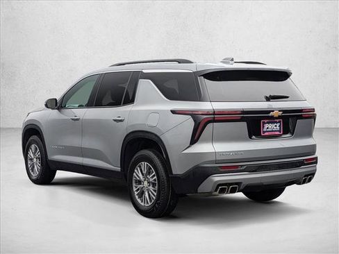 Used 2025 Chevrolet Traverse LT image 8