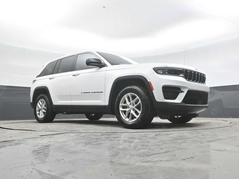 Used 2023 Jeep Grand Cherokee Laredo AWD/4WD image 28