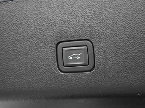 Used 2023 Chevrolet Traverse LT FWD image 37