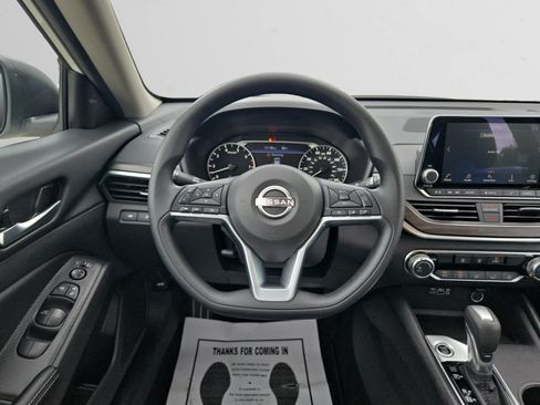 Used 2025 Nissan Altima 2.5 SV FWD image 12
