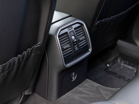 Certified 2025 Porsche Macan image 40