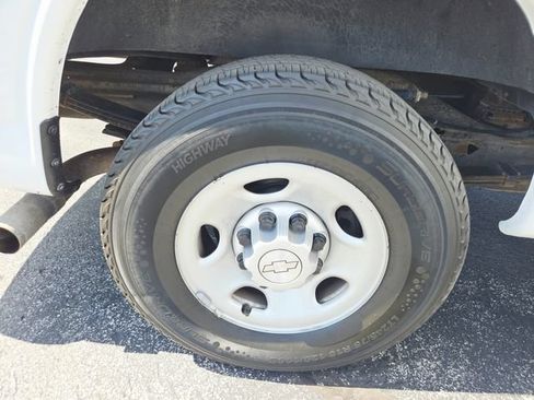 Used 2019 Chevrolet Express 2500 RWD image 18