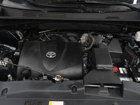 Used 2019 Toyota Highlander XLE AWD/4WD image 32