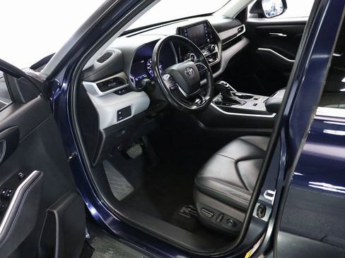 Used 2020 Toyota Highlander XLE image 16