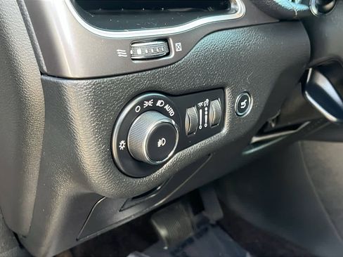 Used 2019 Jeep Cherokee Latitude Plus w/ Comfort/Convenience Group image 23