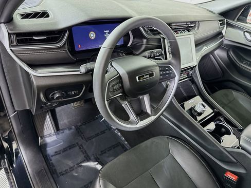 Used 2023 Jeep Grand Cherokee Altitude image 18