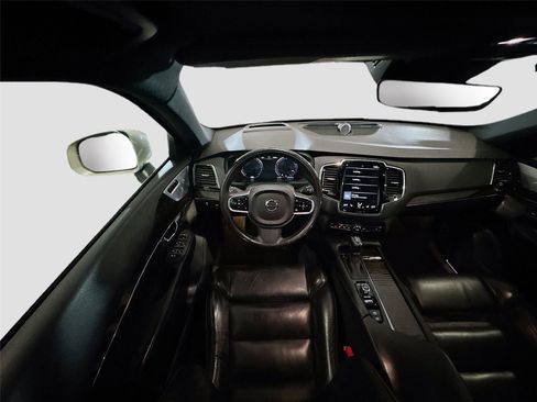 Used 2017 Volvo XC90 T6 Momentum w/ Vision Package AWD/4WD image 3