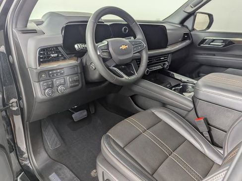 Used 2025 Chevrolet Suburban High Country image 11