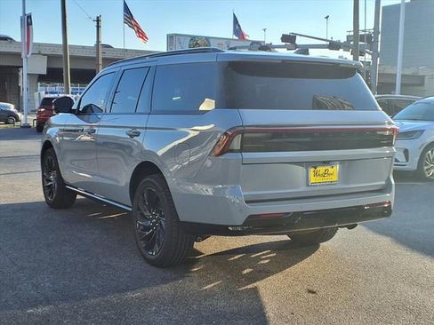 New 2025 Lincoln Navigator Reserve w/ Jet Appearance Package AWD/4WD image 4