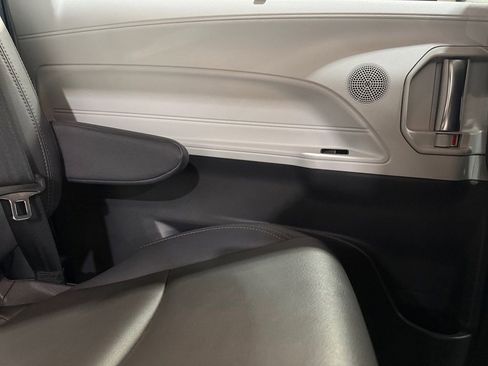 Used 2021 Toyota Sienna XLE AWD/4WD image 21