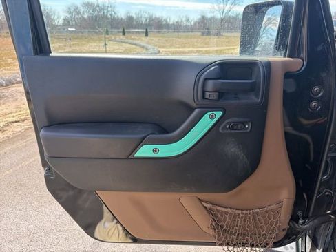 Used 2017 Jeep Wrangler Unlimited Sahara w/ Connectivity Group image 16