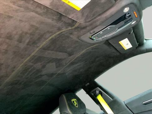 Used 2024 Lamborghini Urus Performante AWD/4WD image 28