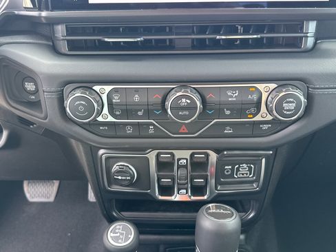 New 2026 Jeep Gladiator Sport AWD/4WD image 13