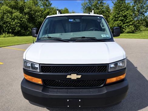 Used 2022 Chevrolet Express 3500 Extended w/ Driver Convenience Package RWD image 2