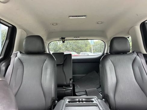 Used 2024 Kia Carnival EX FWD image 25