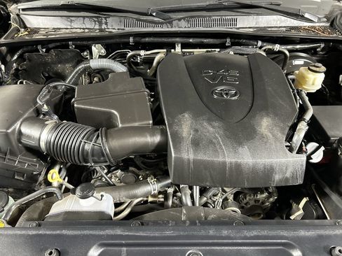 Used 2017 Toyota Tacoma TRD Sport AWD/4WD image 11