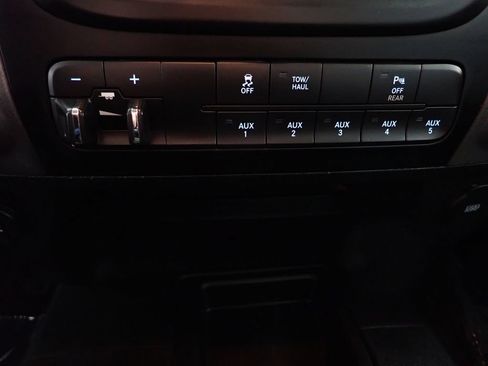 Used 2017 RAM 2500 Tradesman w/ Chrome Appearance Group AWD/4WD image 4
