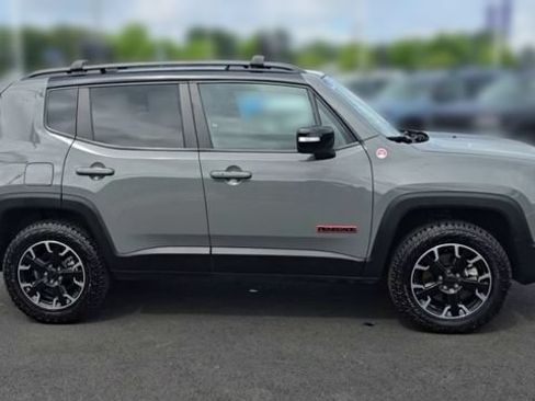 Used 2023 Jeep Renegade Trailhawk AWD/4WD image 2