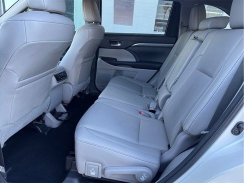 Used 2017 Toyota Highlander Limited w/ Carpet Mat Package image 23