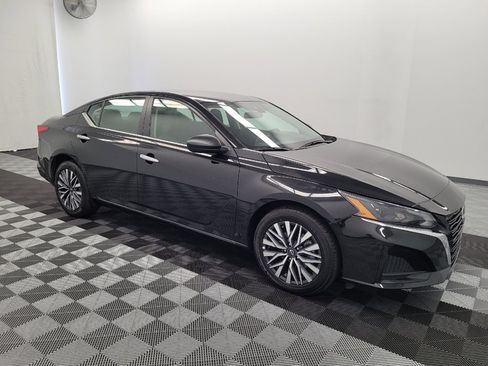 Used 2025 Nissan Altima 2.5 SV AWD/4WD image 11