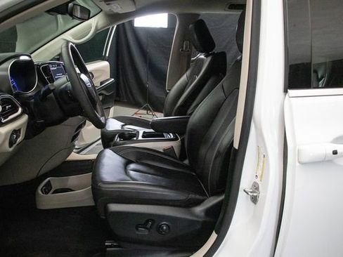 Used 2024 Chrysler Pacifica Touring-L FWD image 27