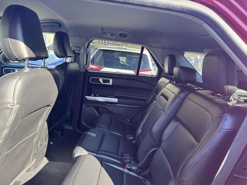 Used 2022 Ford Explorer XLT w/ Equipment Group 202A image 11