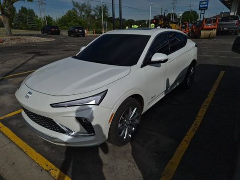 Certified 2025 Buick Envista Avenir FWD image 2