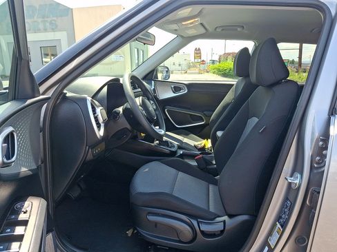 Used 2025 Kia Soul LX w/ LX Technology Package FWD image 13