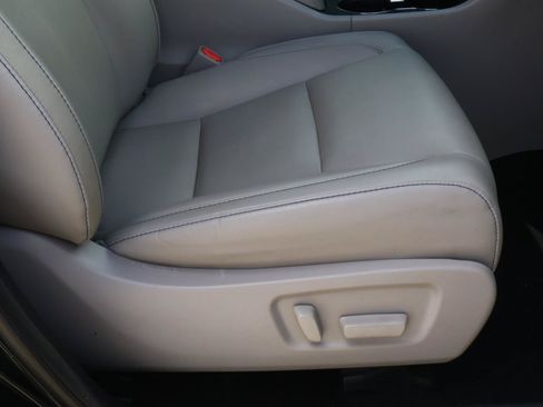 Used 2019 Toyota Highlander XLE FWD image 17