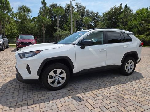 Used 2021 Toyota RAV4 LE FWD image 3