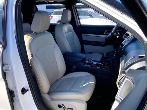 Used 2018 Ford Explorer XLT w/ Equipment Group 202A image 8