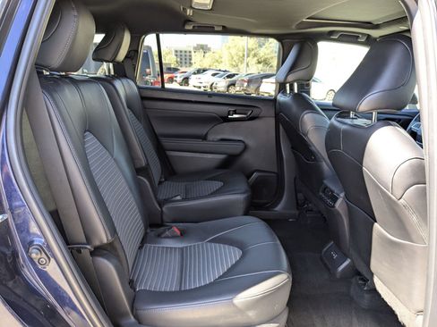 Used 2024 Toyota Highlander XSE FWD image 28