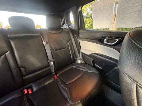 Used 2025 Jeep Compass Limited image 37