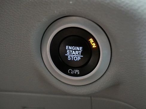 Used 2024 Chrysler Pacifica Touring-L image 39